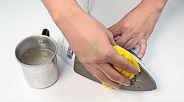 Cách làm sạch bàn ủi bằng muối ăn và giấm