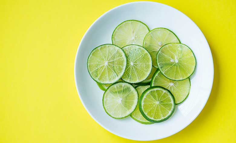 Cách tẩy vết mực trên quần áo bằng chanh tươi