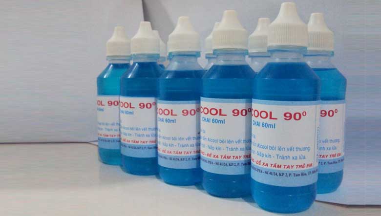 Cách tẩy vết mực trên quần áo bằng cồn 90 độ