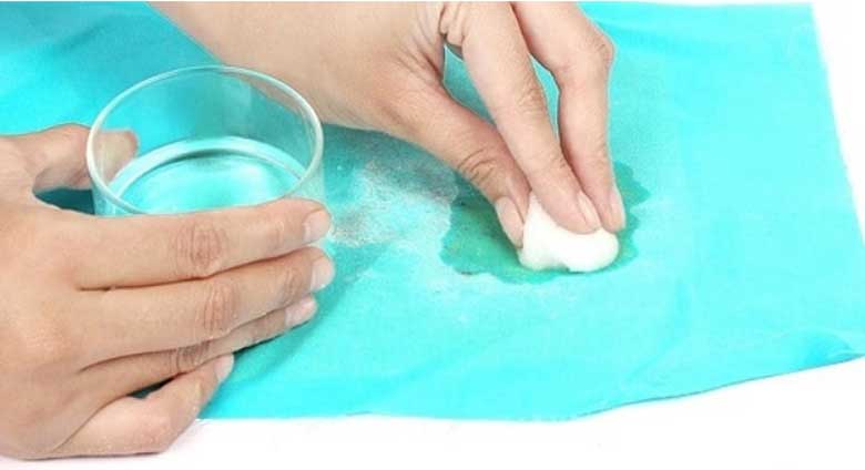 Cách tẩy vết mực trên quần áo bằng nước rửa móng tay