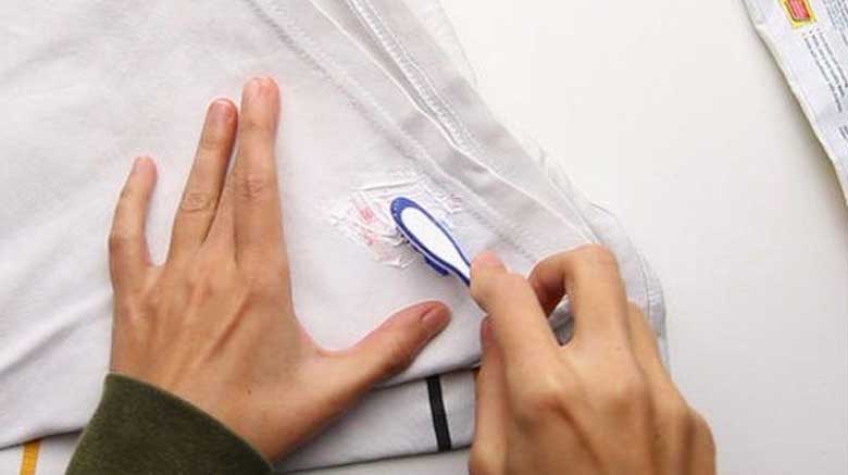 Cách tẩy vết mực trên quần áo bằng kem đánh răng