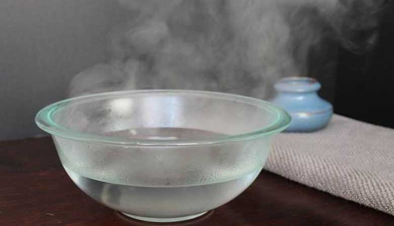 Cách tẩy vết mực trên quần áo bằng nước sôi