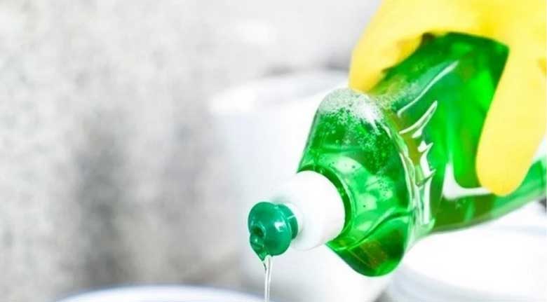 Cách tẩy vết mực trên quần áo bằng nước rửa chén