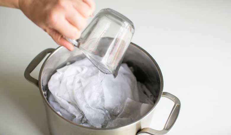 Cách tẩy vết mực trên quần áo bằng hàn the và giấm ăn