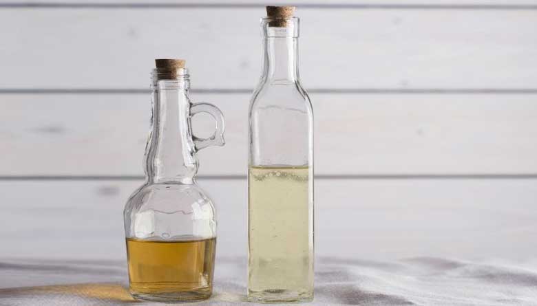 Cách tẩy vết dầu mỡ trên quần áo bằng giấm ăn