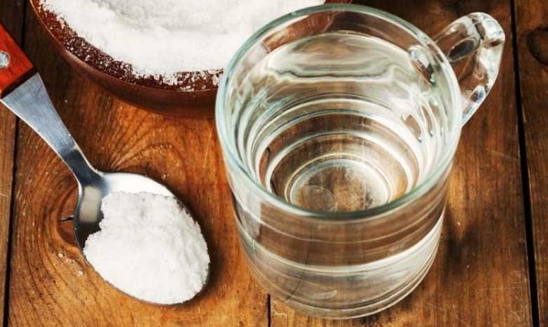 Cách tẩy vết dầu mỡ trên quần áo bằng cồn và muối