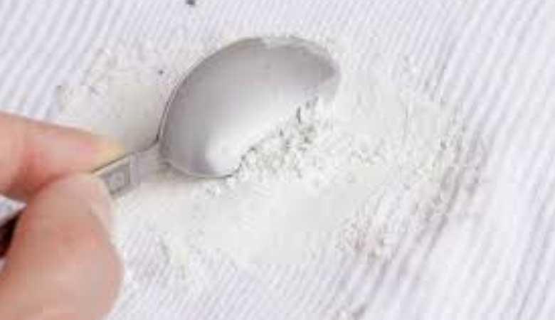 Cách tẩy vết dầu mỡ trên quần áo bằng bột bắp