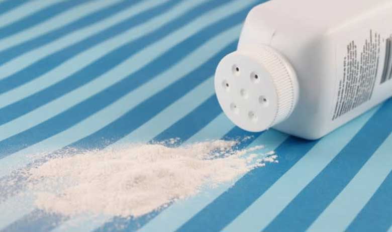 Cách tẩy vết dầu mỡ trên quần áo bằng phấn rôm