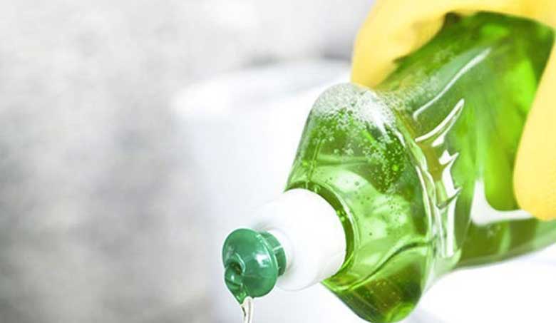 Cách tẩy vết dầu mỡ trên quần áo bằng nước rửa chén