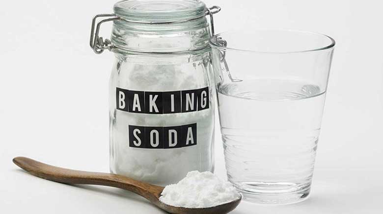 Cách tẩy vết dầu mỡ trên quần áo bằng baking soda
