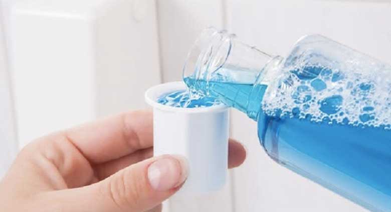 Cách tẩy vết dầu mỡ trên quần áo bằng nước súc miệng