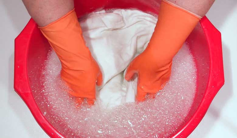 Cách tẩy vết dầu mỡ trên quần áo bằng chất tẩy rửa chuyên dụng