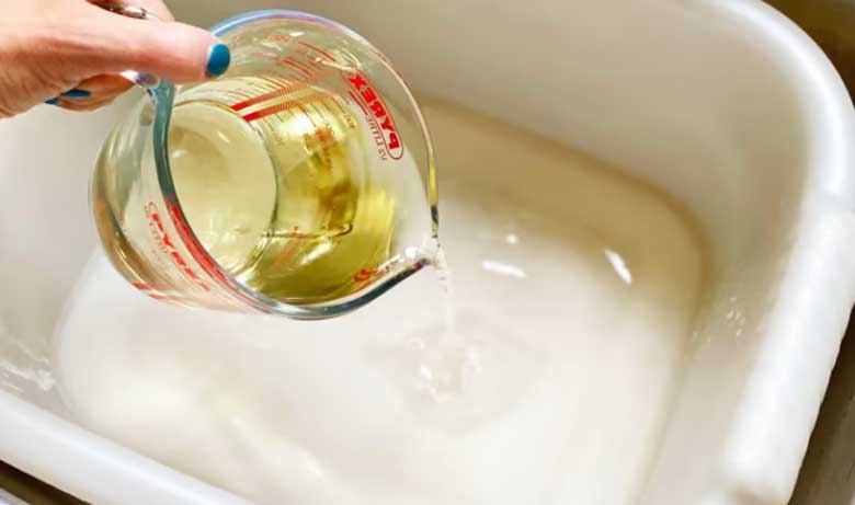 Cách tẩy quần áo bị mốc bằng giấm