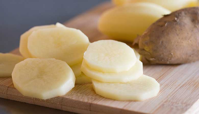 Cách tẩy quần áo bị mốc bằng khoai tây