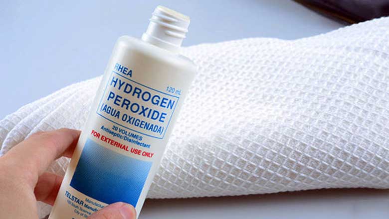 Cách tẩy quần áo bị mốc bằng oxy già