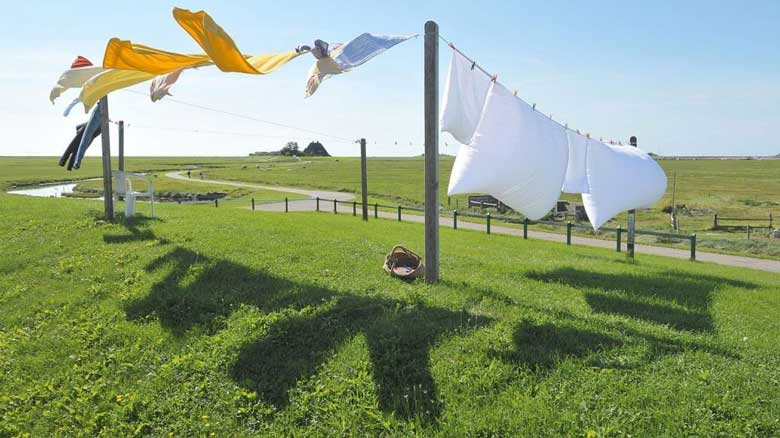 Cách tẩy trắng quần áo: Phơi dưới ánh mặt trời