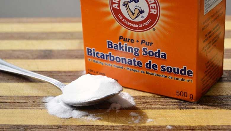 Cách làm sạch giày trắng bằng baking soda