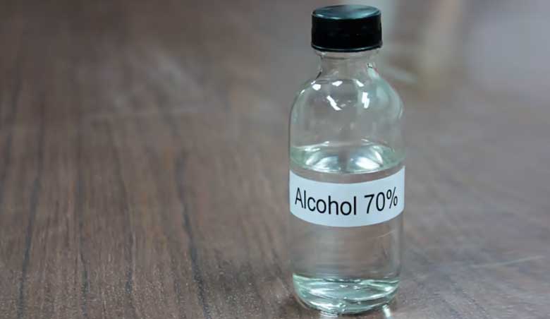 Cách làm sạch giày trắng bằng cồn