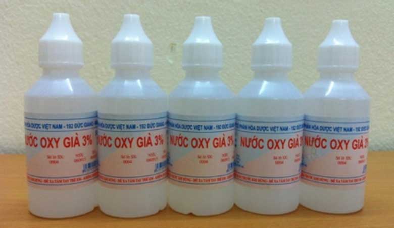 Cách làm sạch giày trắng bằng oxy già