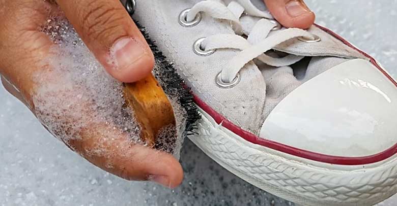 Cách làm sạch giày trắng bằng xà phòng và nước: Cách làm