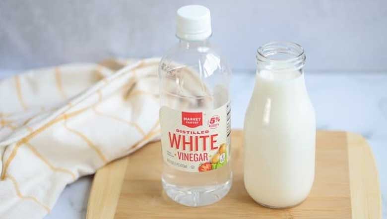 Cách tẩy trắng quần áo bằng giấm và sữa tươi