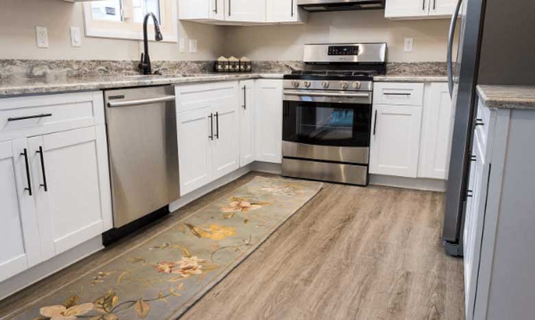 Mẹo lau nhà nhanh sạch với sàn bằng Vinyl