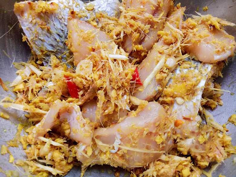 Cách làm cá nướng riềng mẻ khi ướp thịt cá