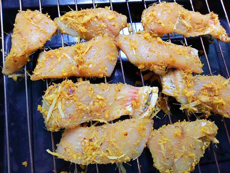 Cách làm món cá nướng riềng mẻ thực hiện nướng cá bằng lò nướng