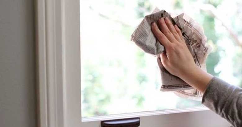 Cách lau cửa kính bằng giấy báo