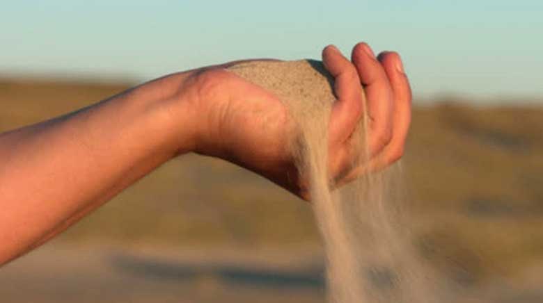 Cách lau cửa kính bằng cát