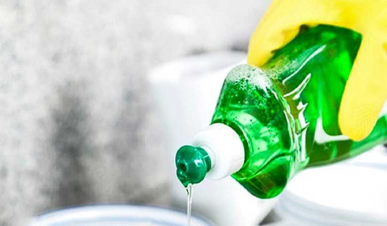 Cách lau cửa kính bằng nước rửa chén