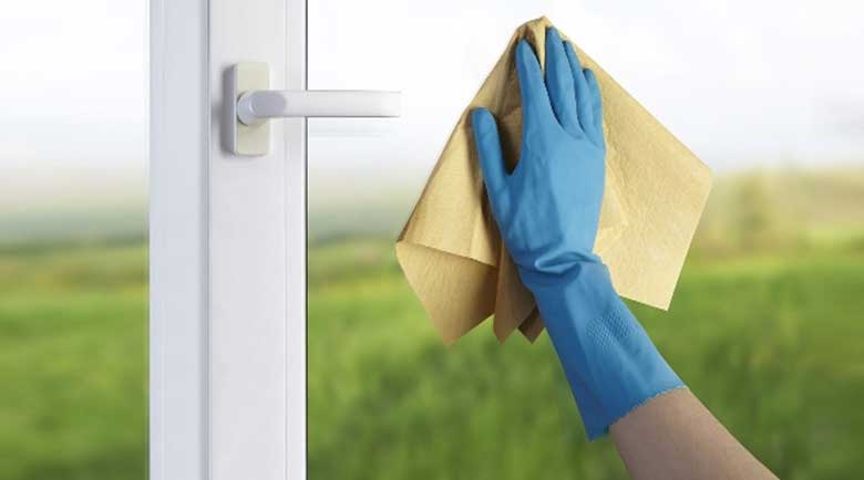 Cách lau cửa kính bằng vải nhung và giấm