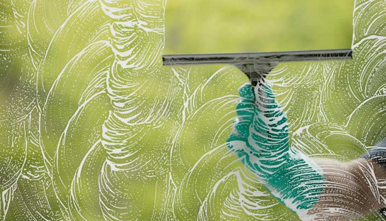 Cách lau cửa kính bằng chổi cao su