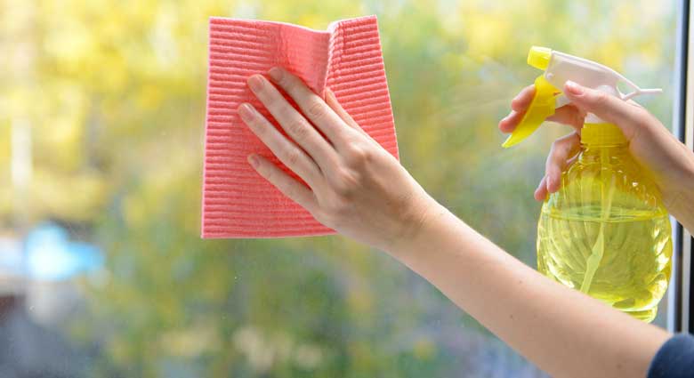 Cách lau cửa kính bằng nước chuyên dụng
