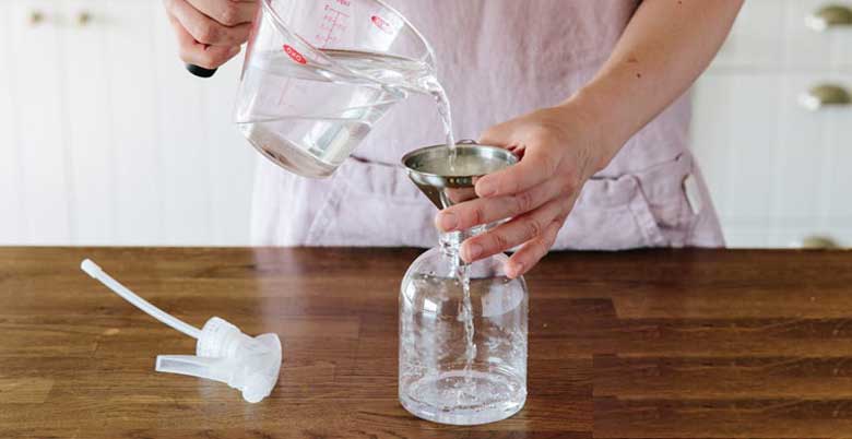 Cách đuổi kiến ra khỏi nhà bằng trà và nước táo