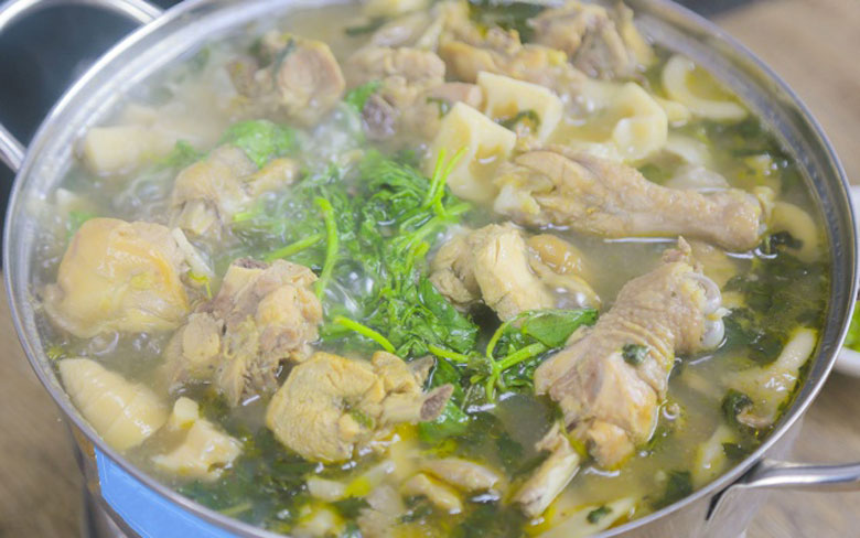 Cách làm lẩu gà lá é thưởng thức