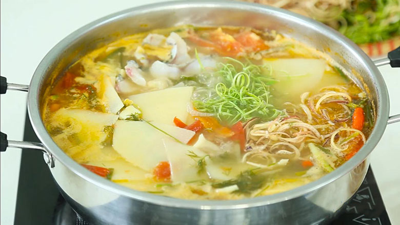 Cách làm lẩu cá tầm măng chua thực hiện nấu nước lẩu