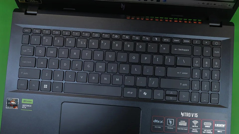 Laptop Gaming Acer Nitro V 15 ANV15 41 R2UP bàn phím full size