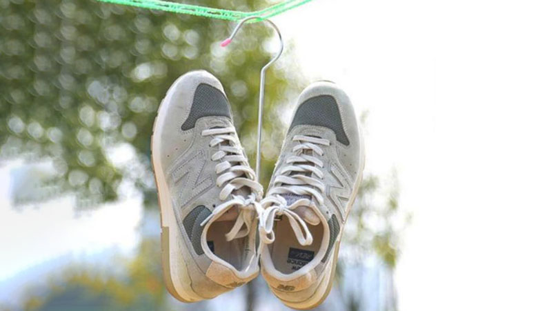 Cách khử mùi hôi giày bằng ánh sáng mặt trời