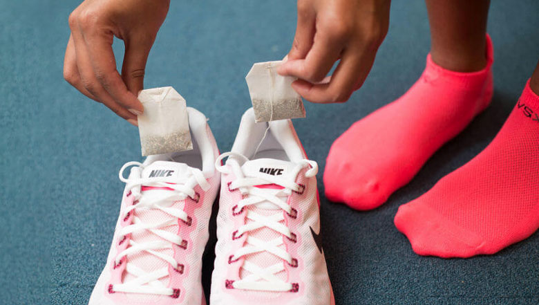 Cách khử mùi hôi giày bằng túi trà