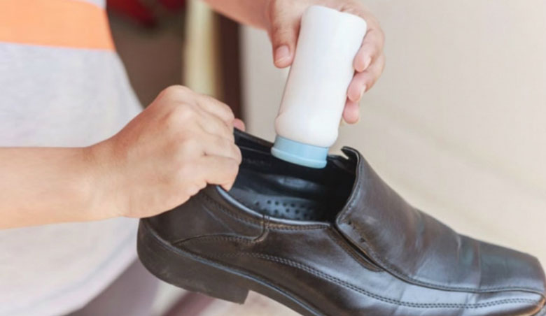 Cách khử mùi hôi giày bằng phấn rôm