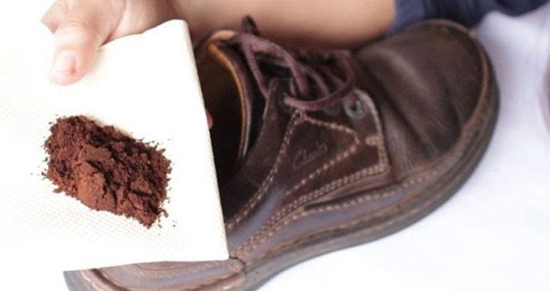 Cách khử mùi hôi giày bằng cafe