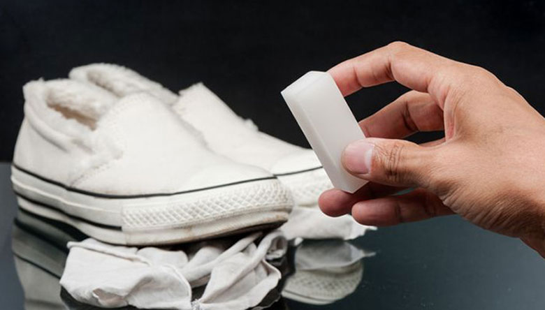 Cách khử mùi hôi giày bằng xà phòng
