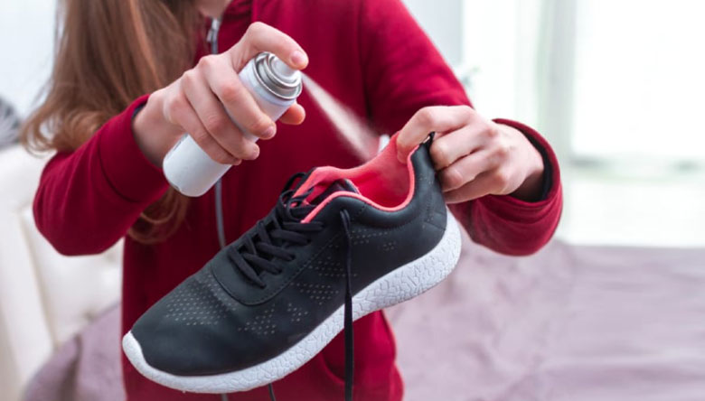 Cách khử mùi hôi giày bằng xịt chuyên dụng