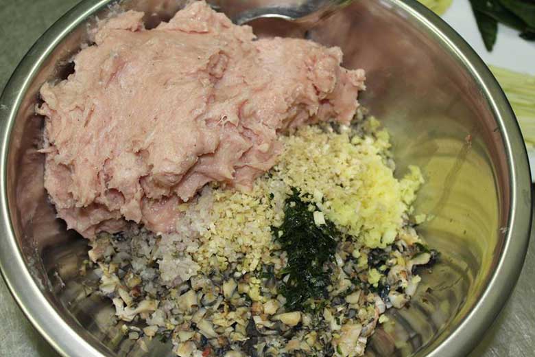 Cách làm chả ốc nướng lá lốt khi trộn nguyên liệu