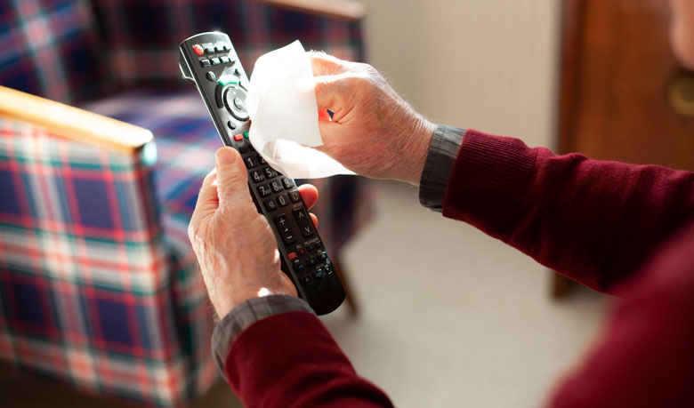 Cách sửa điều khiển tivi bị nước vào - Lau khô bề mặt