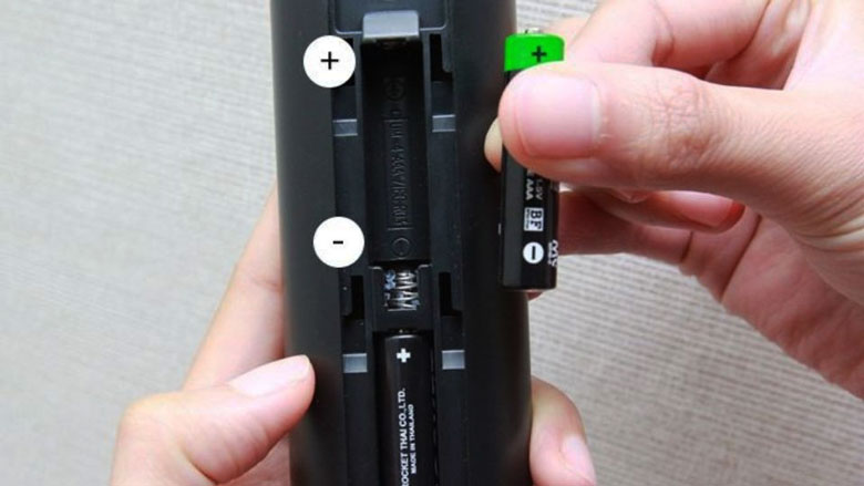 Cách sửa điều khiển tivi bị nước vào - Lắp pin lại và kiểm tra