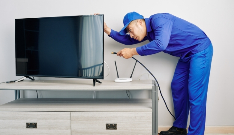 Liên hệ chuyên gia khi không thể tự thực hiện cách reset tivi TCL