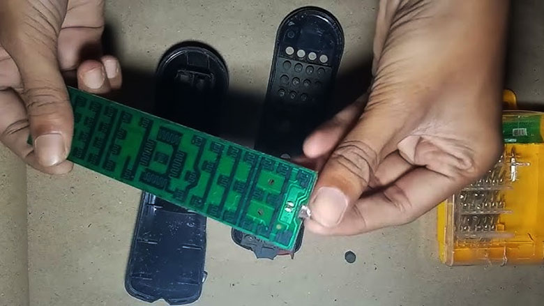 Cách sửa điều khiển tivi bị liệt - Thay thế linh kiện