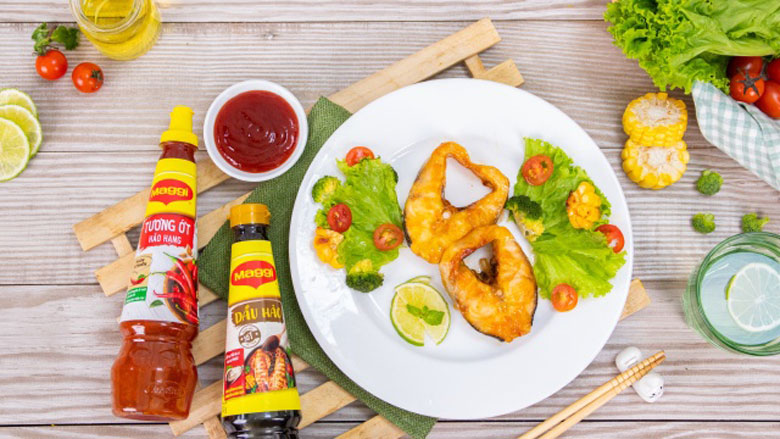 Cá tầm nướng rau củ rồi thưởng thức